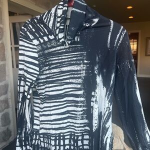 SNO SKINS Black and White Abstract Women's Turtleneck Top